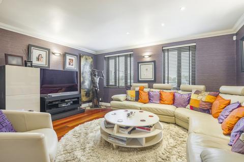 2 bedroom flat for sale, Discovery Walk, London