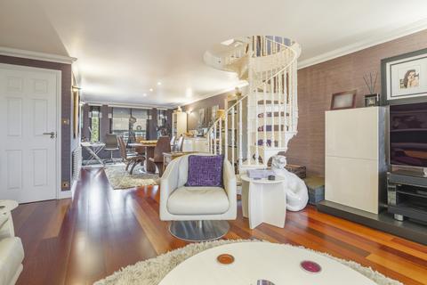 2 bedroom flat for sale, Discovery Walk, London