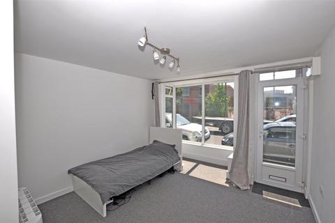 2 bedroom flat to rent, High Street, Hailsham