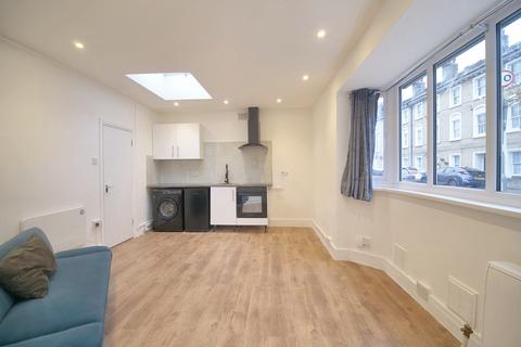 Studio to rent, London SW8