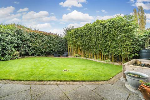 12 Latchmere Close, Richmond, TW10 5HQ