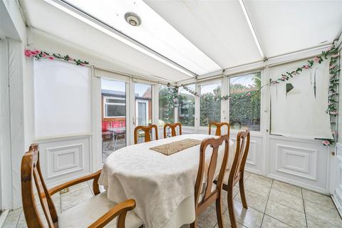 12 Latchmere Close, Richmond, TW10 5HQ
