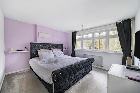 12 Latchmere Close, Richmond, TW10 5HQ