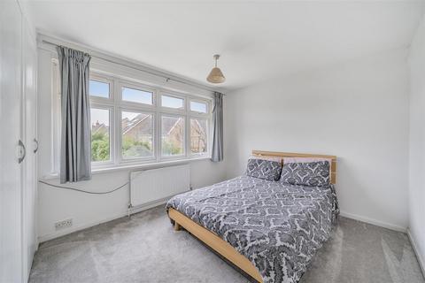 12 Latchmere Close, Richmond, TW10 5HQ