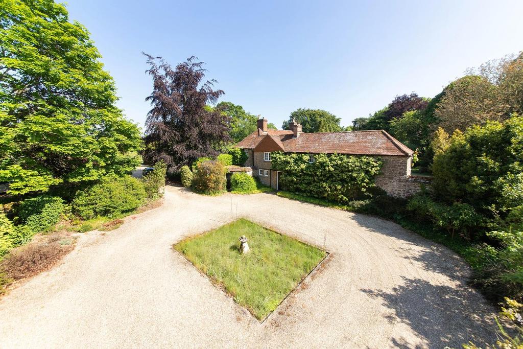 DRIVEWAY ENTRANCE TO COURYTARD.jpg