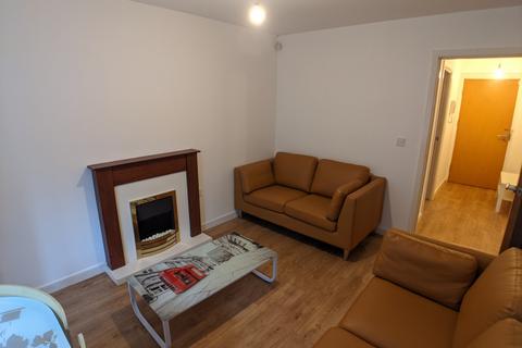 3 bedroom flat to rent, Mitford Road, Manchester M14