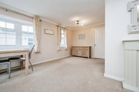 2 bedroom park home for sale, Luton, Bedfordshire, LU1