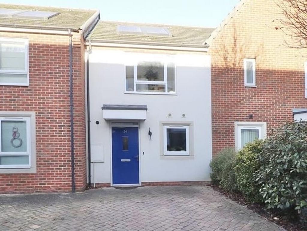 Detached house exterior, driveway