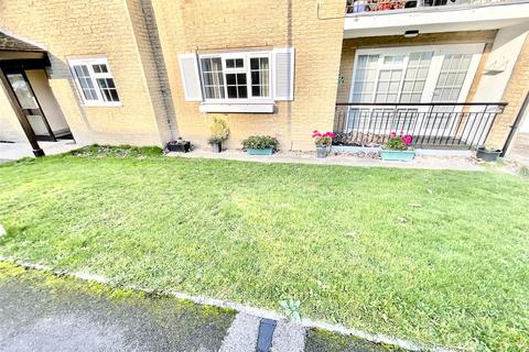 2 bedroom ground floor flat to rent, The Glade, Scarborough