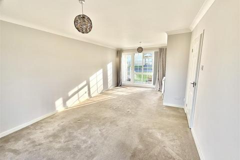 2 bedroom ground floor flat to rent, The Glade, Scarborough