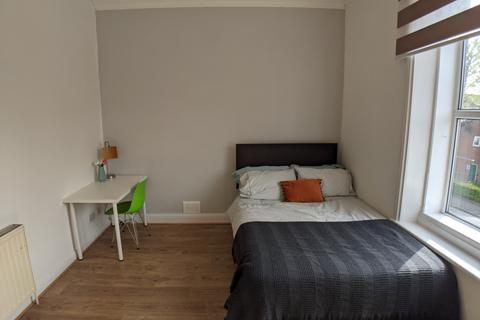 3 bedroom flat to rent, Mitford Road, Manchester M14