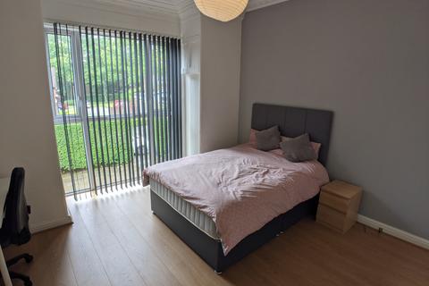3 bedroom flat to rent, Mitford Road, Manchester M14