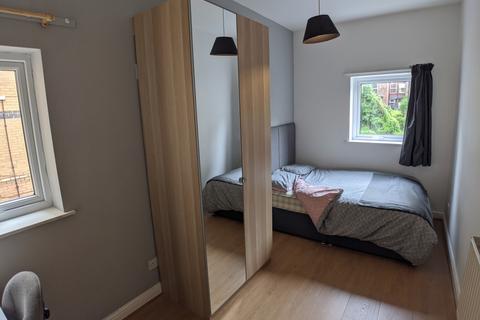 3 bedroom flat to rent, Mitford Road, Manchester M14