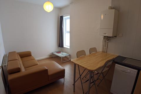 3 bedroom flat to rent, Mitford Road, Manchester M14