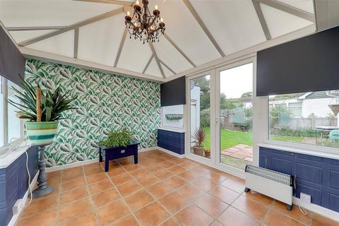 2 bedroom detached bungalow to rent, Grange Close, Ferring, BN12