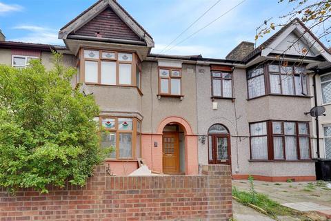 3 bedroom property to rent, Netherfield Gardens, Essex