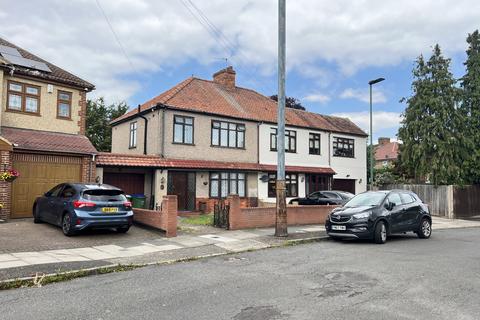 4 bedroom semi-detached house to rent, Selwyn Crescent, Welling DA16