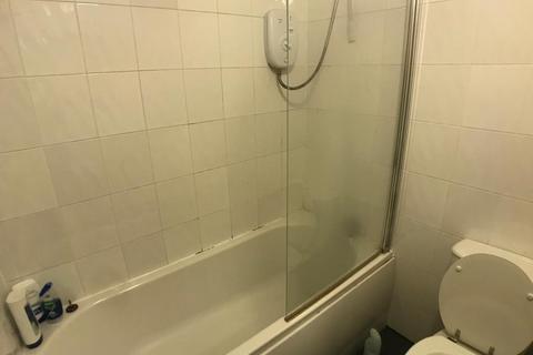 3 bedroom flat to rent, Alan Road, Manchester M20