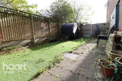 2 bedroom detached house to rent, Arundel House, E17