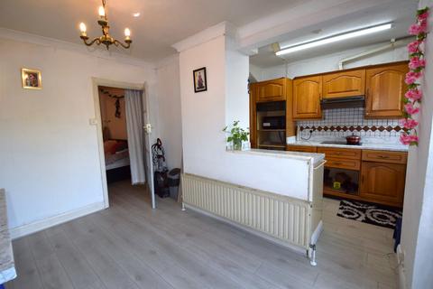 3 bedroom terraced house to rent, Warden Avenue, Harrow HA2