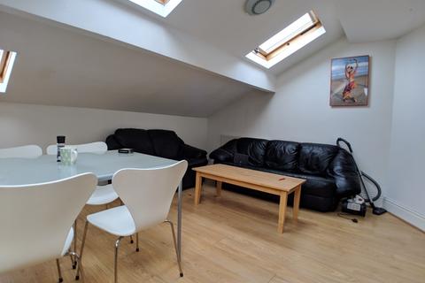 2 bedroom flat to rent, Mauldeth Road West, Manchester M20