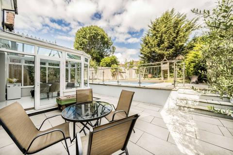 4 bedroom detached house to rent, Tillingbourne Gardens, London N3