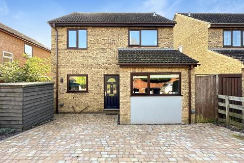 4 bedroom detached house to rent, Melvin Way, Cambridge CB24