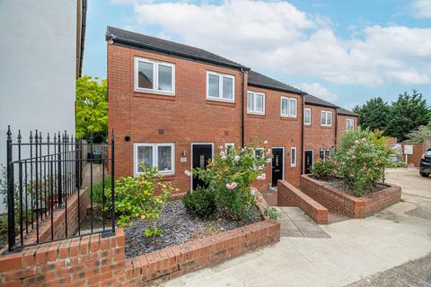 3 bedroom semi-detached house to rent, Cromwell Road, Kettering NN16