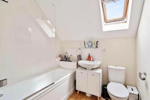 Flat 6, Bishops House Wesley Place, Epsom, KT18 5FB