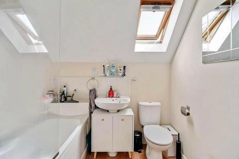 Flat 6, Bishops House Wesley Place, Epsom, KT18 5FB