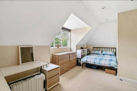 Flat 6, Bishops House Wesley Place, Epsom, KT18 5FB