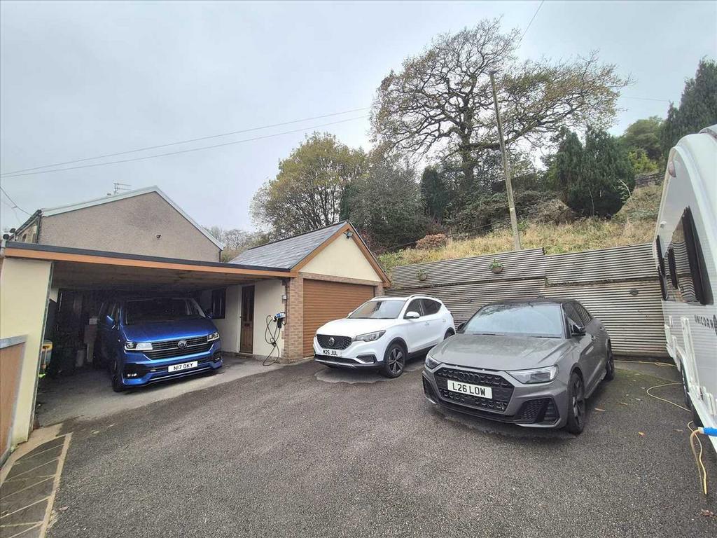 Garage/Driveway with