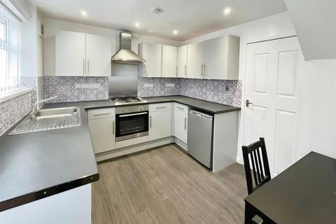 3 bedroom house to rent, Keats Walk, South Shields