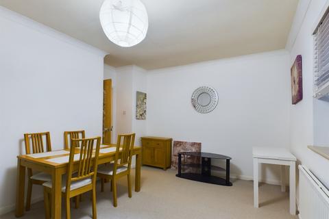 2 bedroom flat to rent, Heron Court, CT5