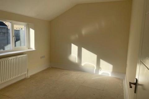 2 bedroom end of terrace house to rent, Highgate Road, Bradford BD13