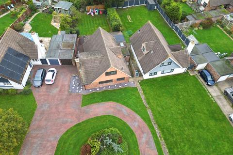 4 bedroom detached house for sale, Furrowfelde, KINGSWOOD, Basildon, Essex, SS16