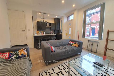 3 bedroom terraced house to rent, Harold Walk, Hyde Park LS6