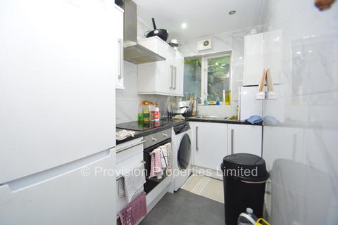 3 bedroom end of terrace house to rent, Kelso Gardens, Hyde Park LS2