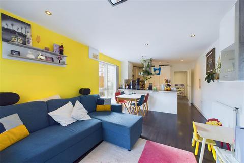 2 bedroom flat for sale, Royal Standard Court, Hillingdon Street, London, SE17