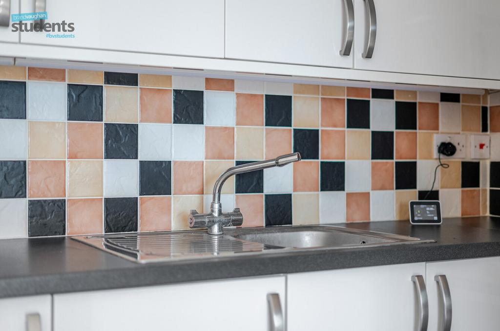 1b436846-3243-433...