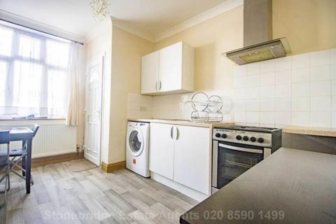 Studio to rent, Melford Road, East Ham E6