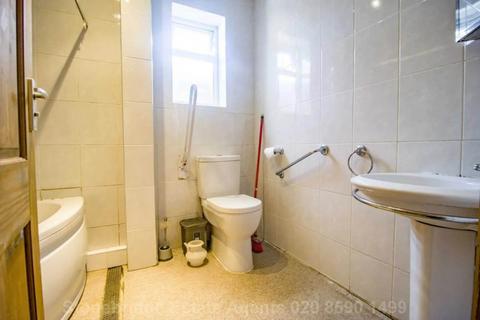 Studio to rent, Melford Road, East Ham E6