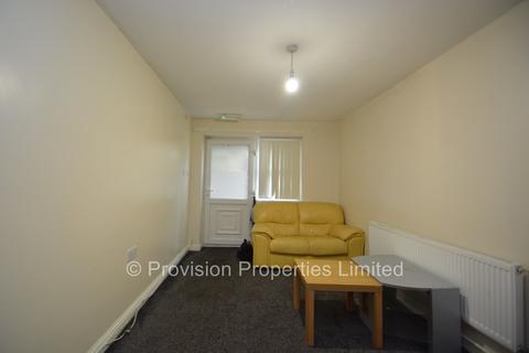 3 bedroom flat to rent, Cardigan Road, Headingley LS6