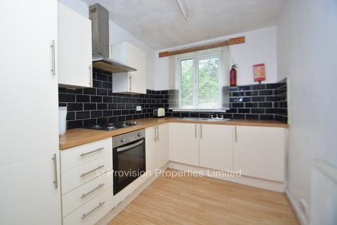 3 bedroom terraced house to rent, Park View Avenue, Burley LS4