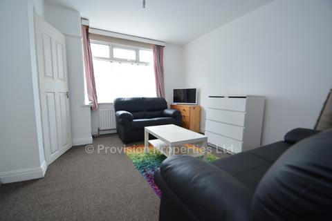 3 bedroom terraced house to rent, Park View Avenue, Burley LS4