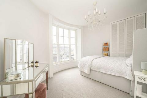 2 bedroom flat for sale, Clapham Common South Side, London SW4