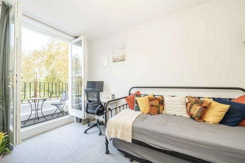 2 bedroom flat for sale, Clapham Common South Side, London SW4