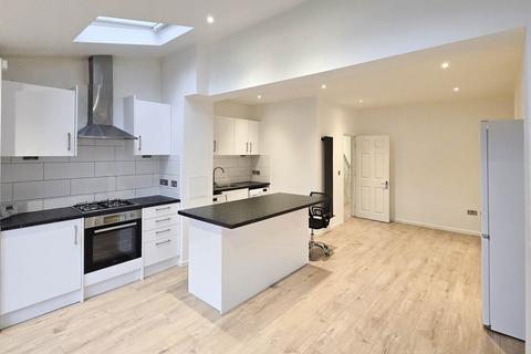 4 bedroom terraced house to rent, Beverley Road, New Malden, KT3
