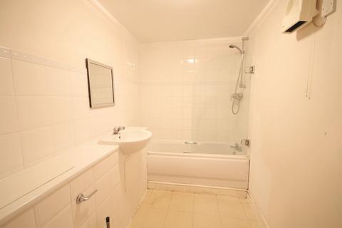 3 bedroom flat to rent, Bingley Court, Canterbury CT1