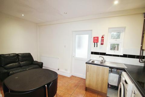 2 bedroom apartment to rent, Morris Crescent, Cowley